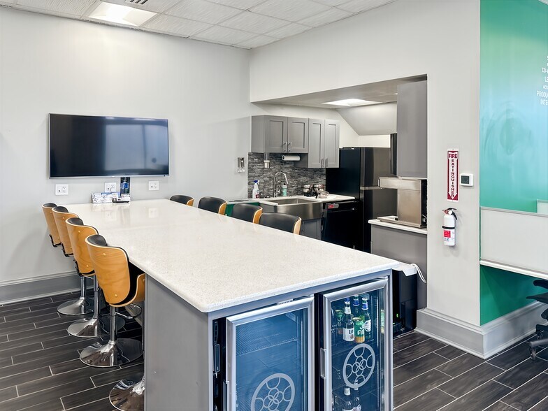 More Photos Of 15324 Mack Ave, Grosse Pointe Park Coworking Space