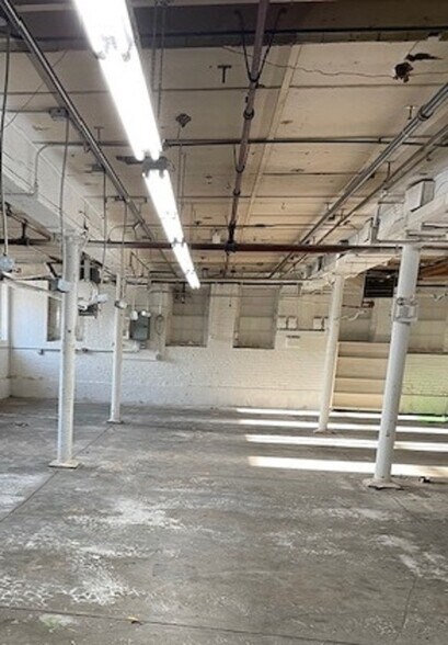 More Photos Of 49 Rose St, Stoughton Light Manufacturing For Lease