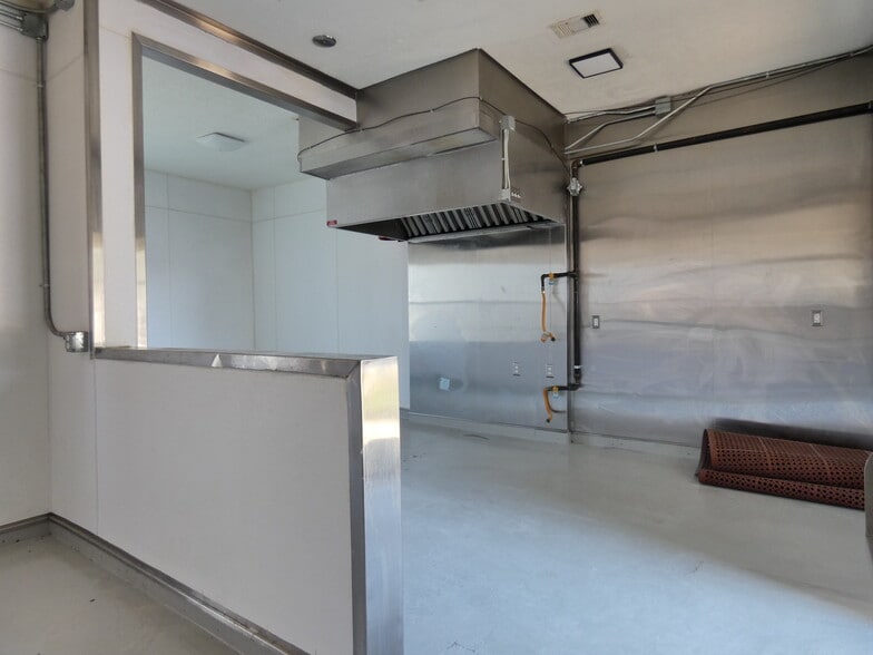 More Photos Of 1704 Avenue D, Rosenberg Specialty For Lease