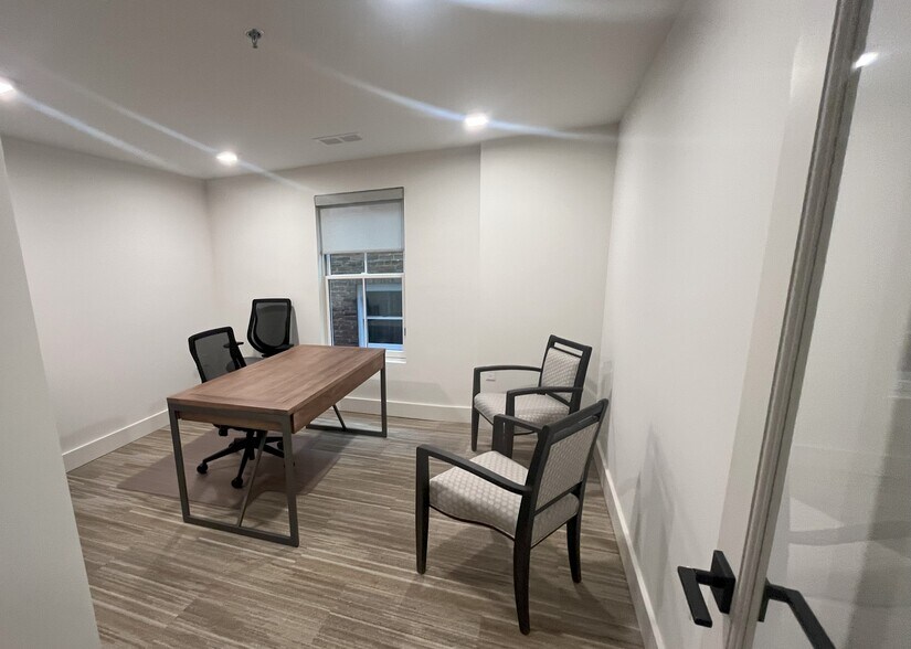 More Photos Of 121 W Washington St, Charles Town Office For Lease