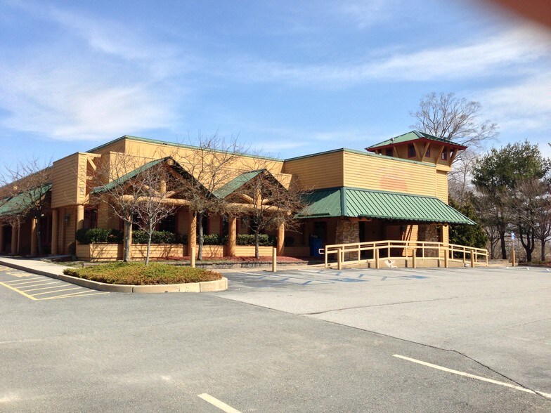 More Photos Of 380 State Rd, Dartmouth Unknown For Lease