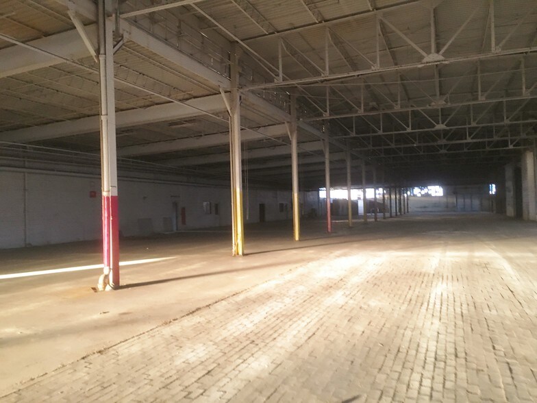 More Photos Of 2800-2822 Carroll Ave, Lynchburg Warehouse For Lease