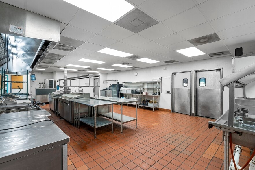 More Photos Of 341 Johnnie Dodds Blvd, Mount Pleasant Restaurant For Sale