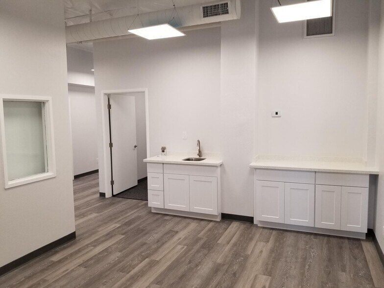 More Photos Of 8601 N Black Canyon Hwy, Phoenix Medical For Lease