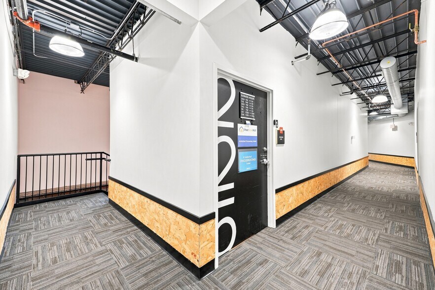 More Photos Of 2112 Broadway St NE, Minneapolis Showroom For Lease