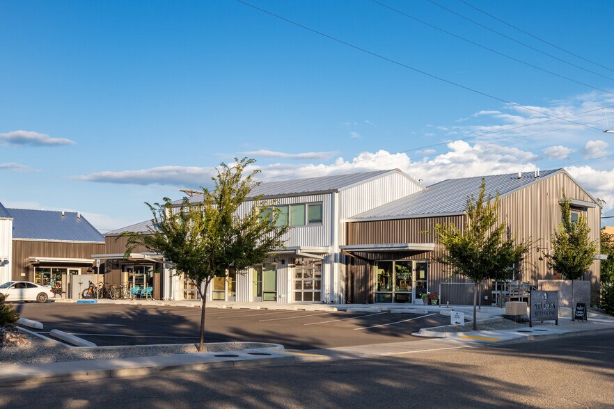 More Photos Of 1189 Parkway Dr, Santa Fe Showroom For Sale