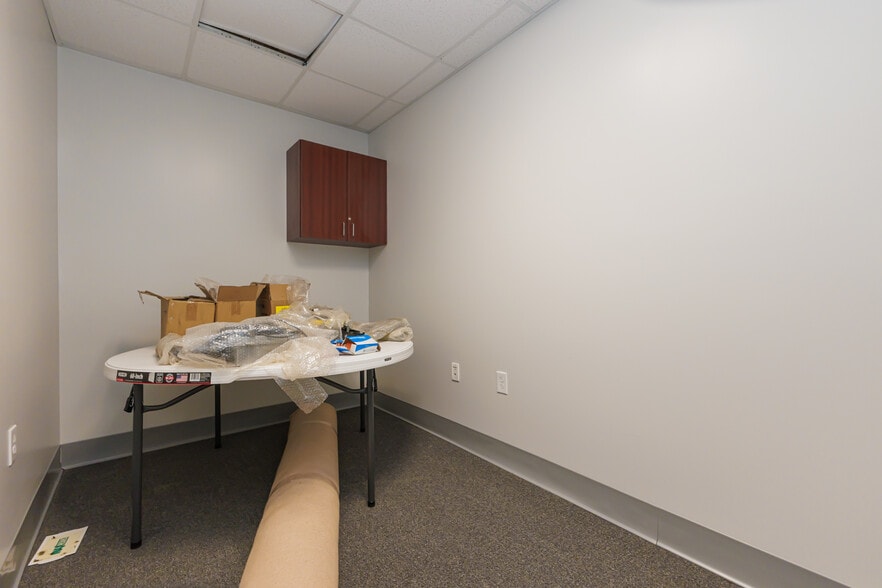 More Photos Of 5513 N Oxford St, Indianapolis Showroom For Lease