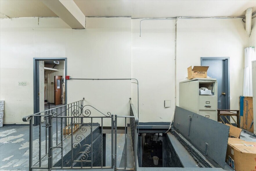 More Photos Of 13210 Hillside Ave, Richmond Hill Storefront Retail Office For Sale