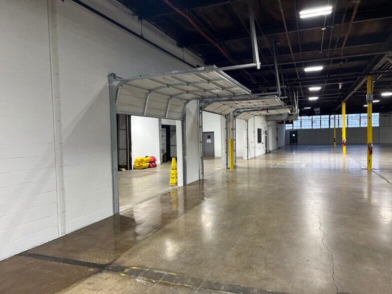 More Photos Of 5200-5230 W Roosevelt Rd, Chicago Warehouse For Lease