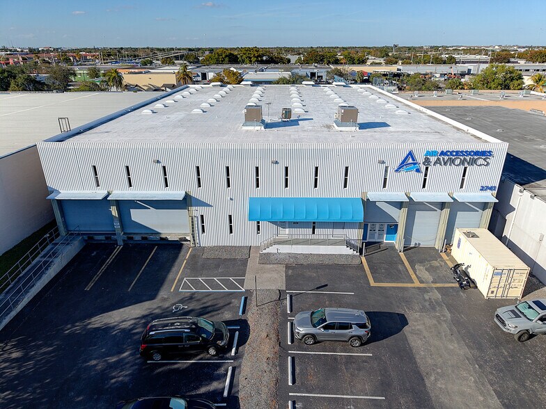 More Photos Of 2741 W 76th St, Hialeah Warehouse For Lease