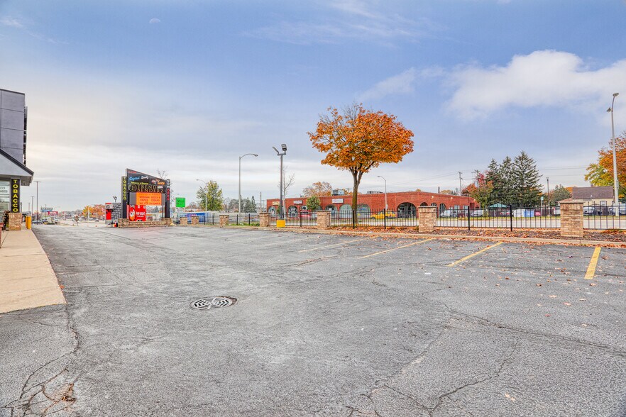 More Photos Of 7822 W Capitol Dr, Milwaukee Storefront For Sale