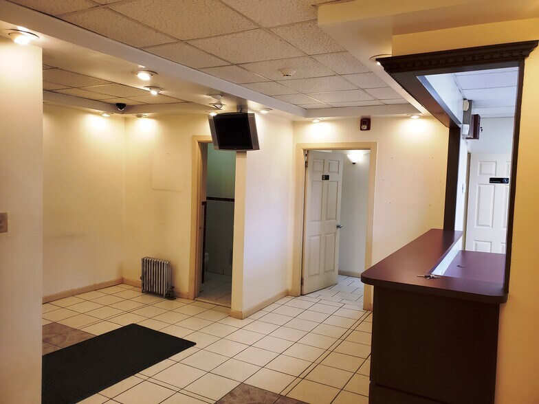 More Photos Of 621 E 187th St, Bronx Storefront Retail Office For Lease