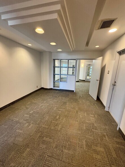 More Photos Of 1085 Ch Du Côteau-Rouge, Longueuil Office For Lease