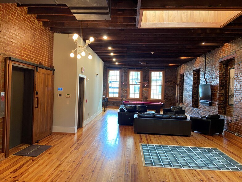 More Photos Of 221 S Tryon St, Charlotte Storefront Retail Office For Sale