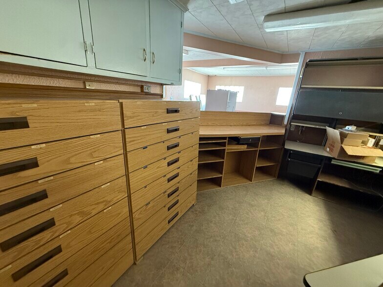 More Photos Of 7184 Alameda Ave, El Paso Veterinarian Kennel For Sale