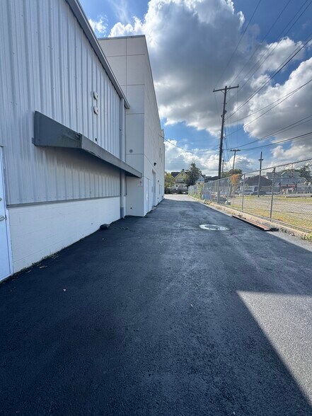 More Photos Of 2703 Richmond Ter, Staten Island Warehouse For Lease