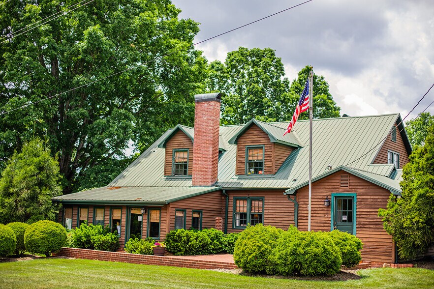 More Photos Of 2173 Wilkesboro Hwy, Statesville Sports And Entertainment For Sale