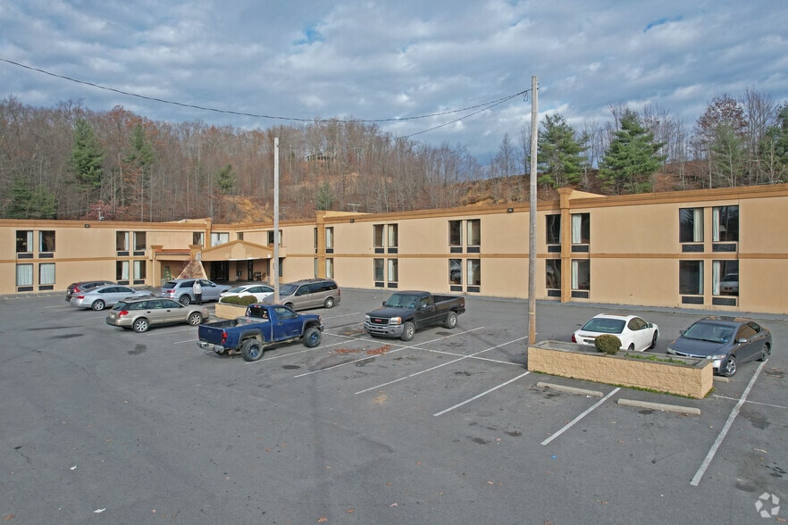 More Photos Of 127 Ontario Dr, Mount Hope Hotel For Sale