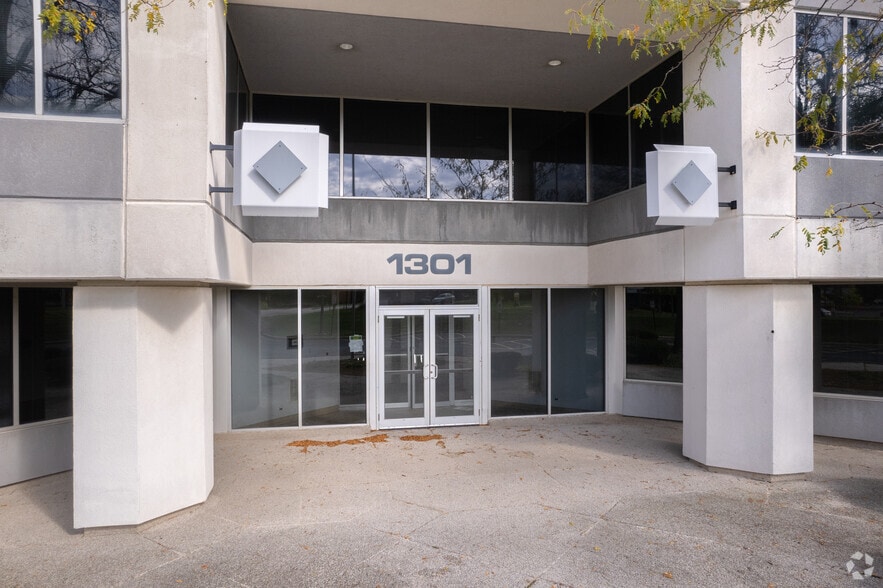 More Photos Of 1301 Basswood Rd, Schaumburg Office For Sale