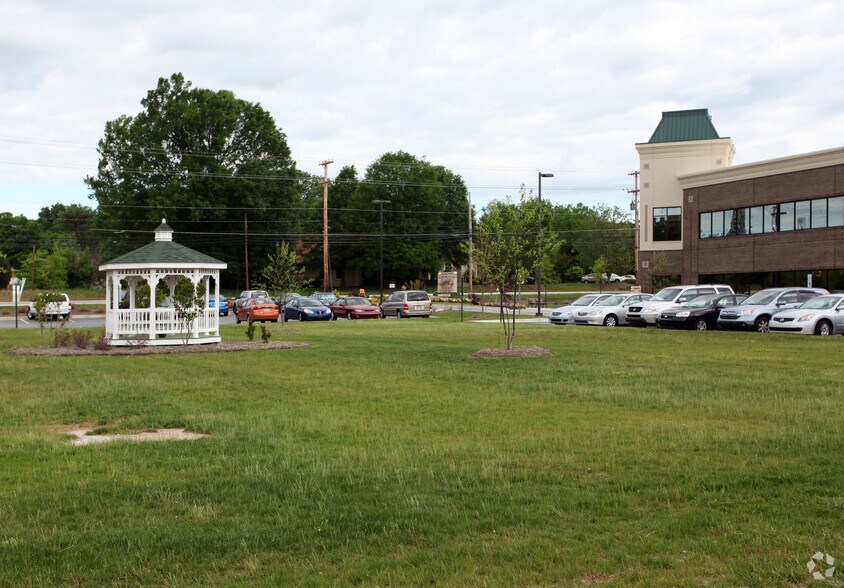 More Photos Of 1400 Eastchester Dr, High Point Office For Sale