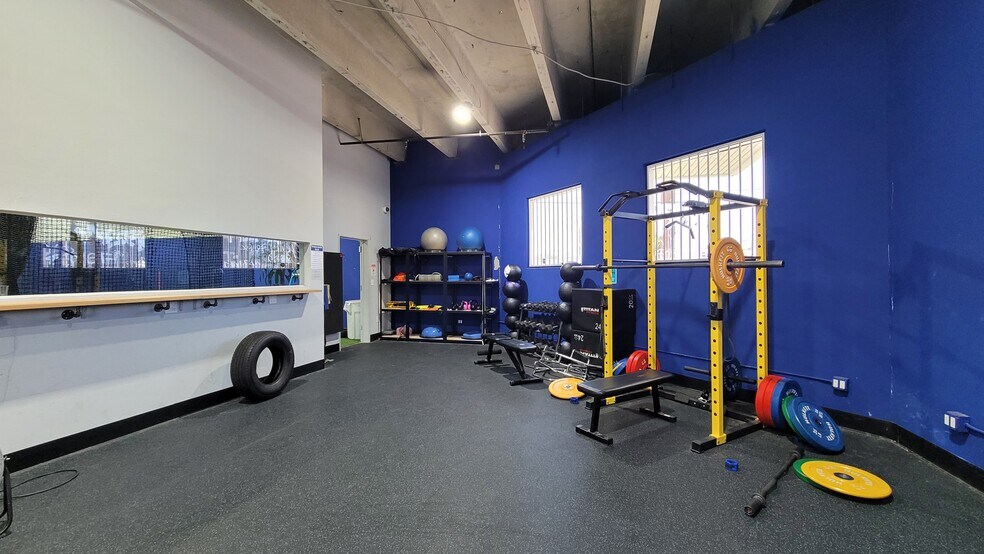 More Photos Of 3490 S Broadway, Los Angeles Warehouse For Lease
