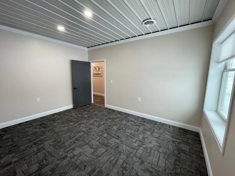 More Photos Of 1655 Plett Rd, Cadillac Office Residential For Lease