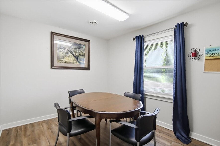 More Photos Of 1002 Oakwood Ave NW, Huntsville Office Residential For Lease