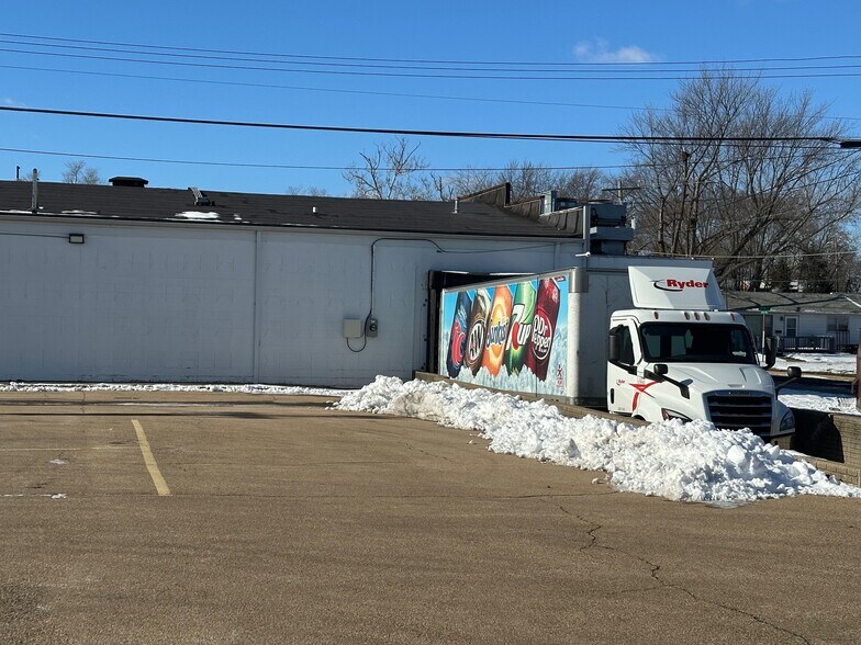 More Photos Of 1001-1105 Derby St, Pekin Unknown For Lease