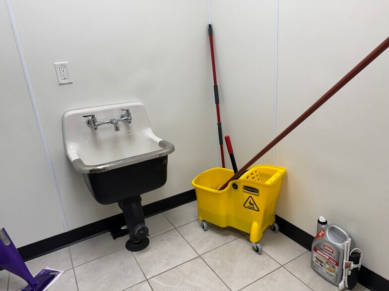 More Photos Of 1361 N Alma School Rd, Chandler Restaurant For Lease