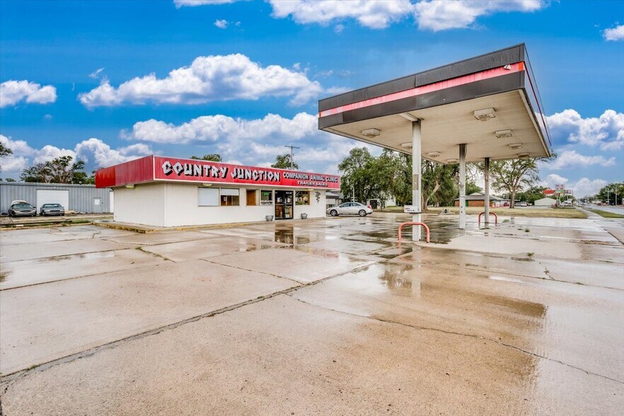 More Photos Of 2021 E 4, Hutchinson Service Station For Sale