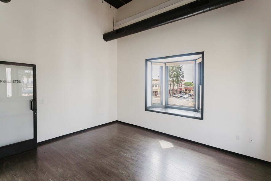 More Photos Of 10 Plaza Sq, Orange Storefront Retail Office For Lease