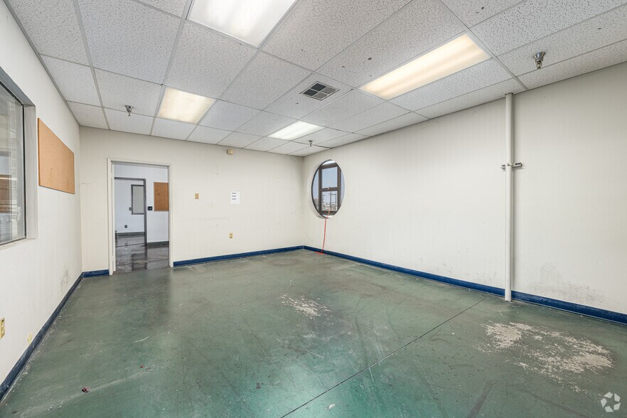 More Photos Of 5801 S Alameda St, Los Angeles Manufacturing For Sale