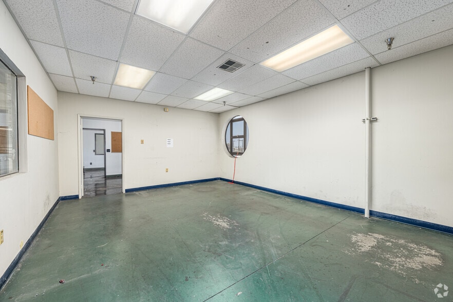 More Photos Of 5801 S Alameda St, Los Angeles Manufacturing For Sale