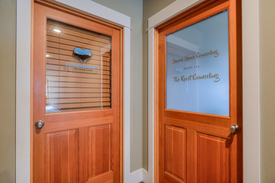 More Photos Of 257 S Pine St, Sisters Office For Lease