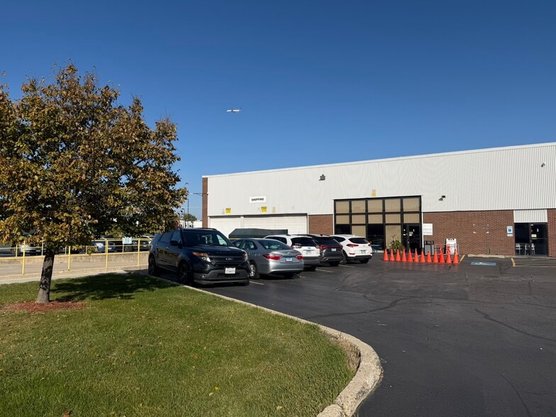 More Photos Of 1001 Foster Ave, Bensenville Warehouse For Lease