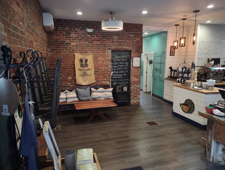 More Photos Of 92 Pleasant St, Newburyport Freestanding For Sale