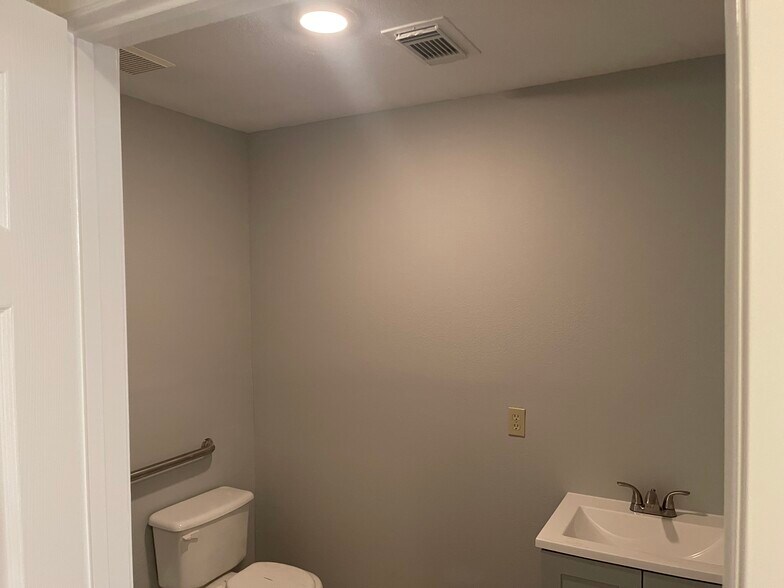 More Photos Of 4095 SE I 10 Frontage Rd, Sealy Medical For Lease