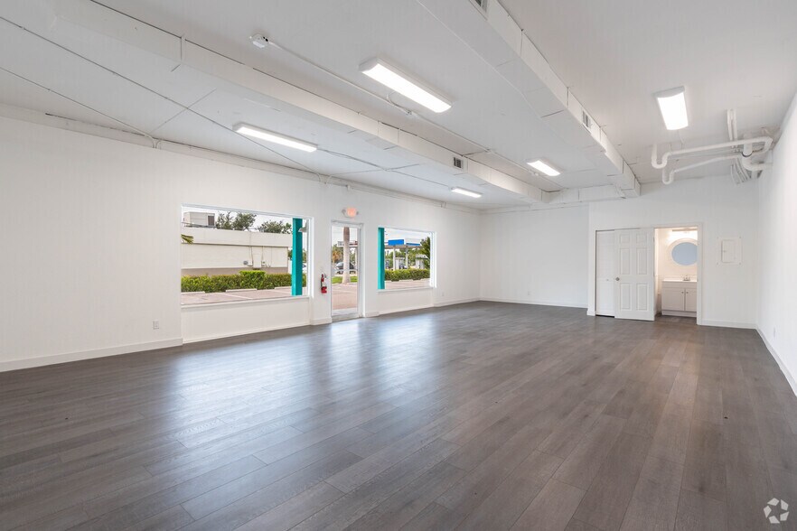 More Photos Of 16387 S Tamiami Trl, Fort Myers Storefront Retail Office For Sale