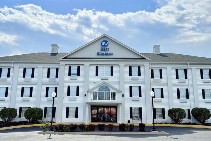 Primary Photo Of 151 Cracker Barrel Dr, Crestview Hotel For Sale