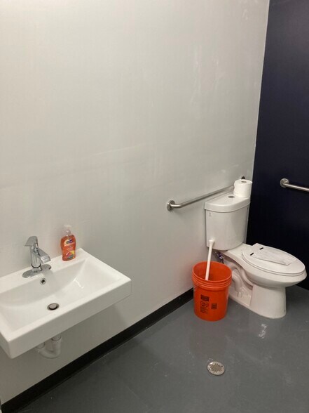 More Photos Of 258 E 5th St, Nederland Industrial For Sale