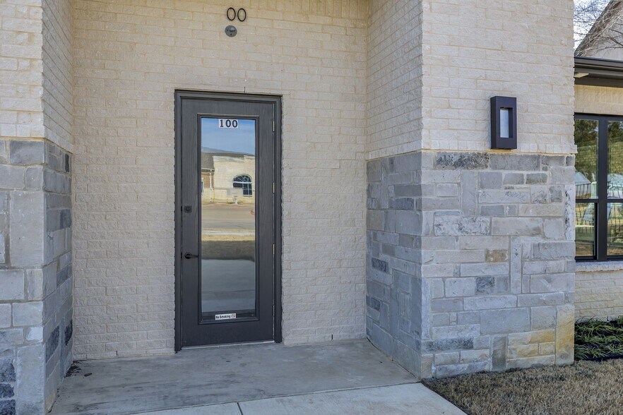 More Photos Of 1701 Fountainview Dr, Mansfield Office For Sale