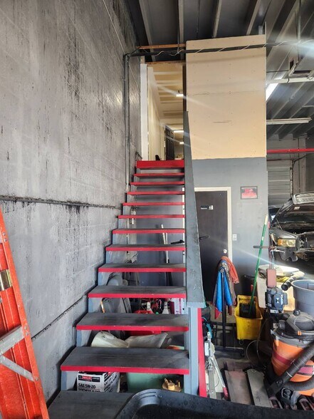More Photos Of 1440 10th Ct, Lake Park Warehouse For Lease