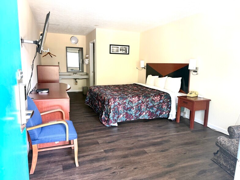 More Photos Of 547 Archusa Ave, Quitman Hotel For Sale