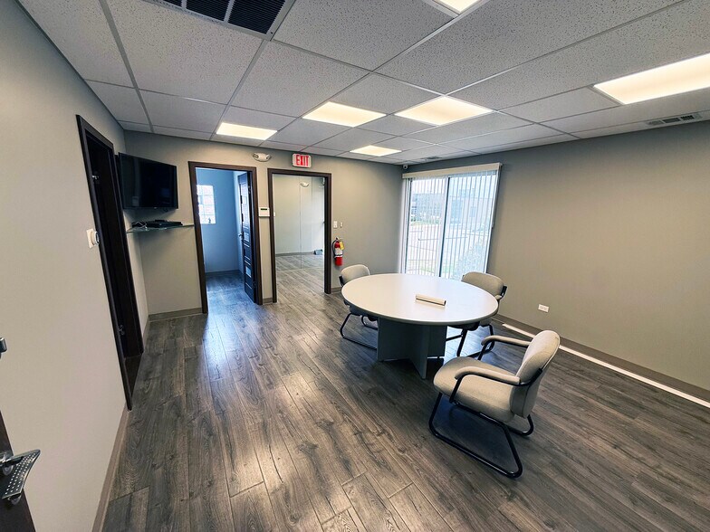 More Photos Of 1250 Jarvis Ave, Elk Grove Village Flex For Lease