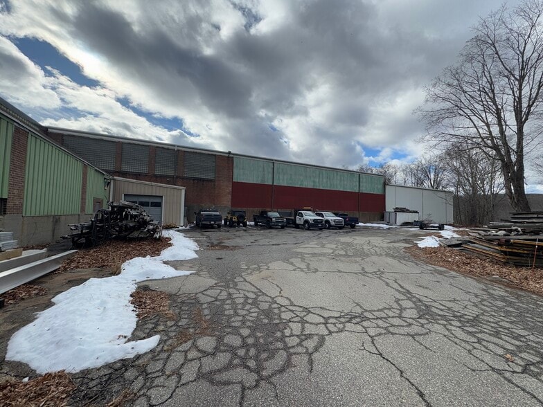 More Photos Of 30 Harris St, Putnam Warehouse For Lease