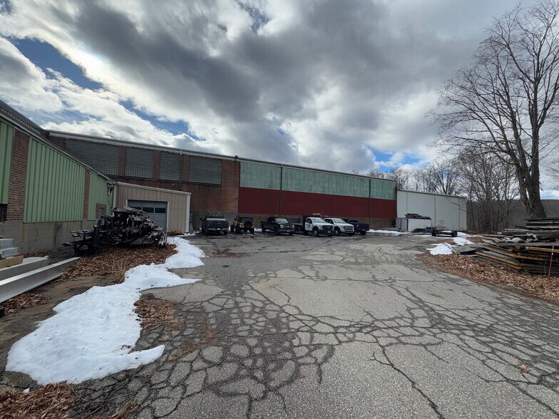 More Photos Of 30 Harris St, Putnam Warehouse For Lease