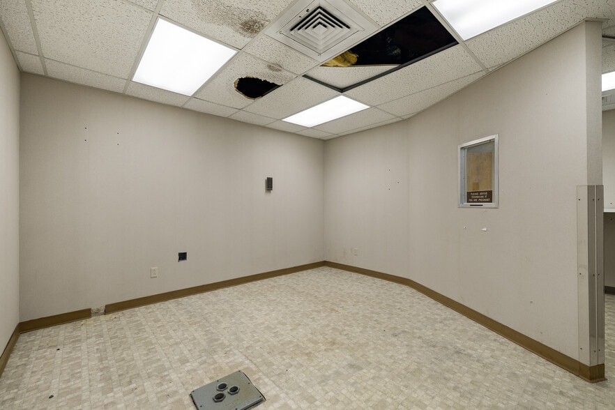 More Photos Of 2050 W Fourth St, Mansfield Medical For Lease