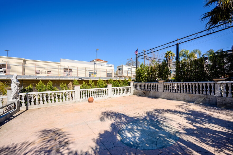 More Photos Of 6500 Foothill Blvd, Tujunga Restaurant For Sale