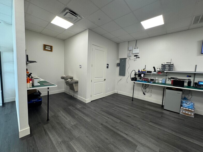 More Photos Of 122 Chiquita S Blvd, Cape Coral Freestanding For Lease