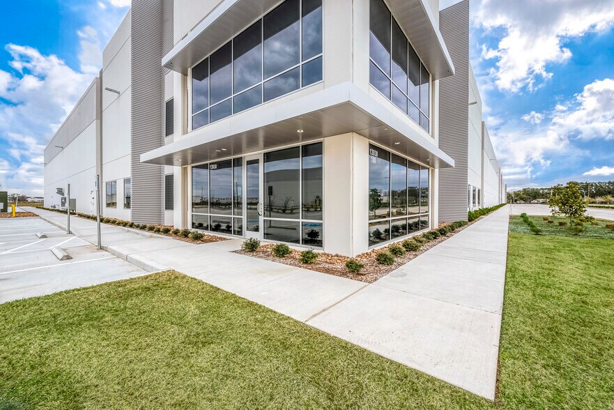 More Photos Of 13930 Journey Rd, Houston Warehouse For Sale